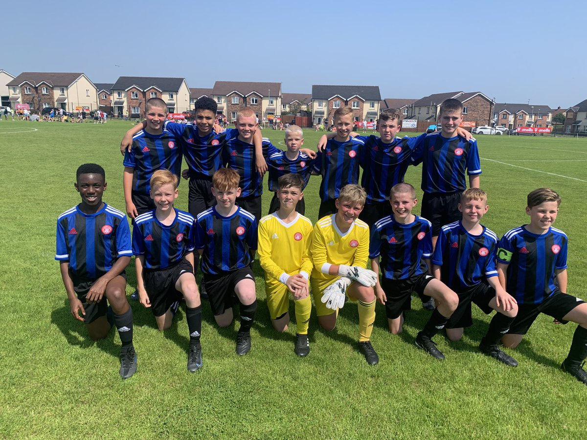 AcciesFCAcademy's tweet image. Squad pictures before todays games in the sunshine ☀️⚽️🔴⚪️ #AcciesAcademy
