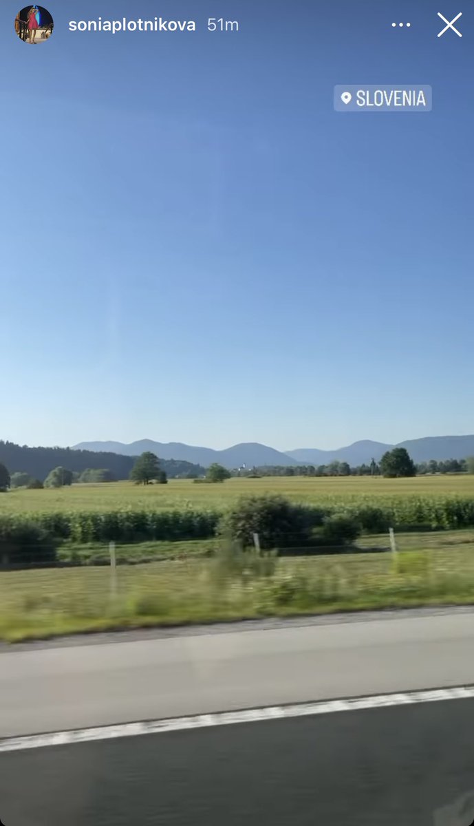poglajen's tweet photo. Mi lahko nekdo razloži kako za vraga sta Vladimir Plotnikov (poslanec ruske dume) in njegova mlajša spremljevalka lahko vstopila v 🇸🇮? 

Mimogrede, Plotnikov je poslanec stranke Yedinaya Rossiya, ki marionetno sledi Putinu.

@mnz_gov_si in @policija_si prosim za odgovor! https://t.co/RXEgKsZiqy