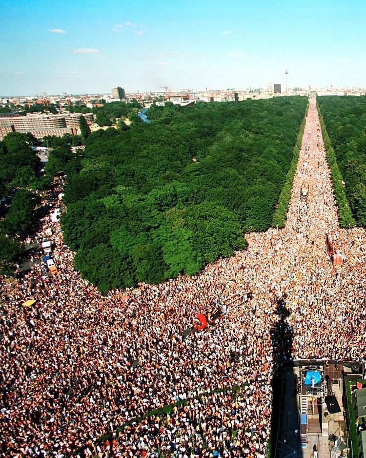 LoveTechnoTV's tweet photo. Iconic moments from the Berlin love parade  last month (credit: techno germanny/ FB) https://t.co/D60HpuqDwd