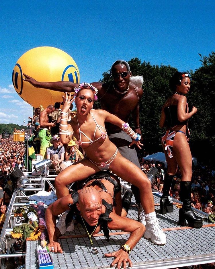 LoveTechnoTV's tweet photo. Iconic moments from the Berlin love parade  last month (credit: techno germanny/ FB) https://t.co/D60HpuqDwd