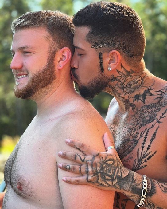 Click ?? if you support gay love. https://t.co/DEcKvz4esN