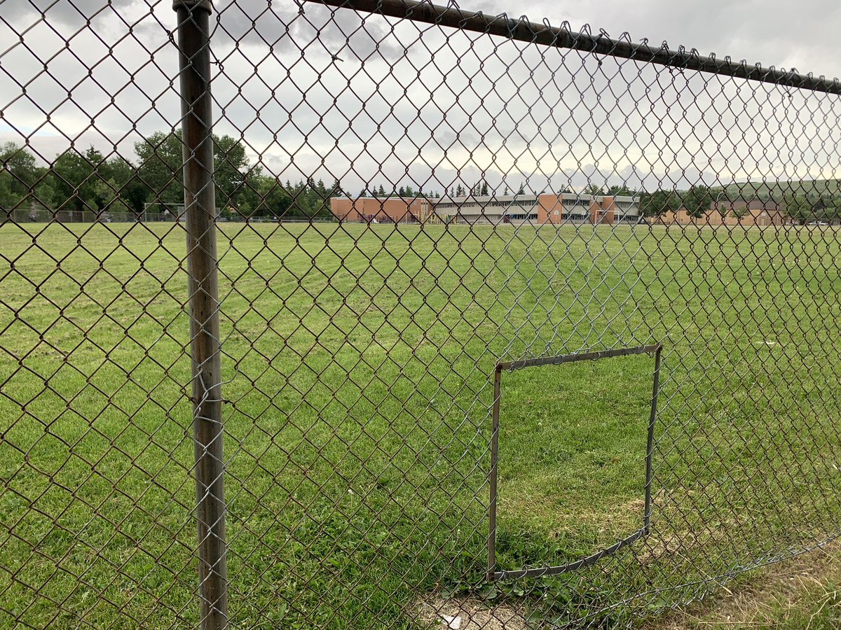 On my walk this morning. These rusty chain link fences &amp; big monoculture lawns make me heartsick. Complete failure of imagination about what children, the 🌎, &amp; the present/future  deserve and require for LIFE TO GO ON. 🧵