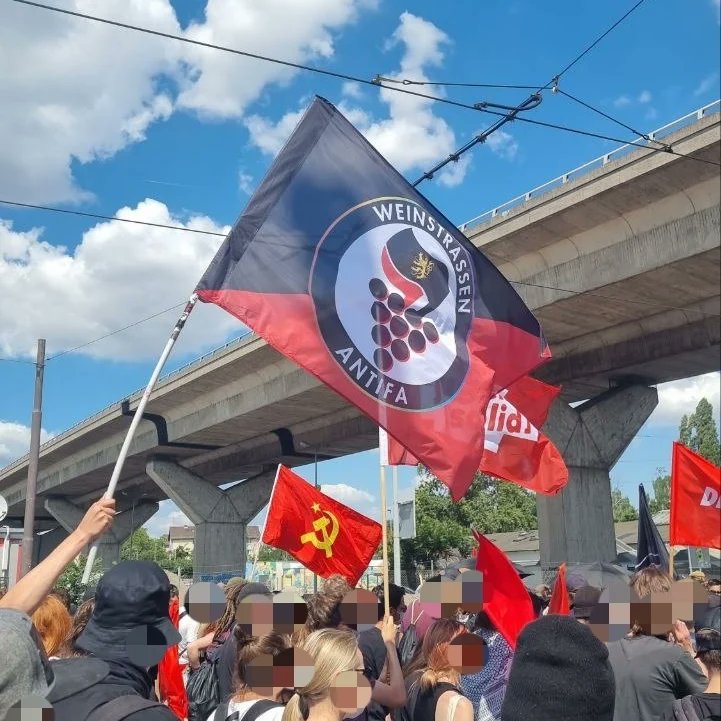 Am Samstag blockierten wir erfolgreich mit 3.000 Antifascist*innen die Resterampe der "neuen 'Stärke' Partei" die es gerade Mal geschafft hatte bundesweit 50 Faschoschweine zu mobilisieren.
Wir danken <a href="/rkkentwaffnen/">Rechte Kampfkultur entwaffnen</a> für die krasse Orga
#antifa #mz1607 #blockmz1607