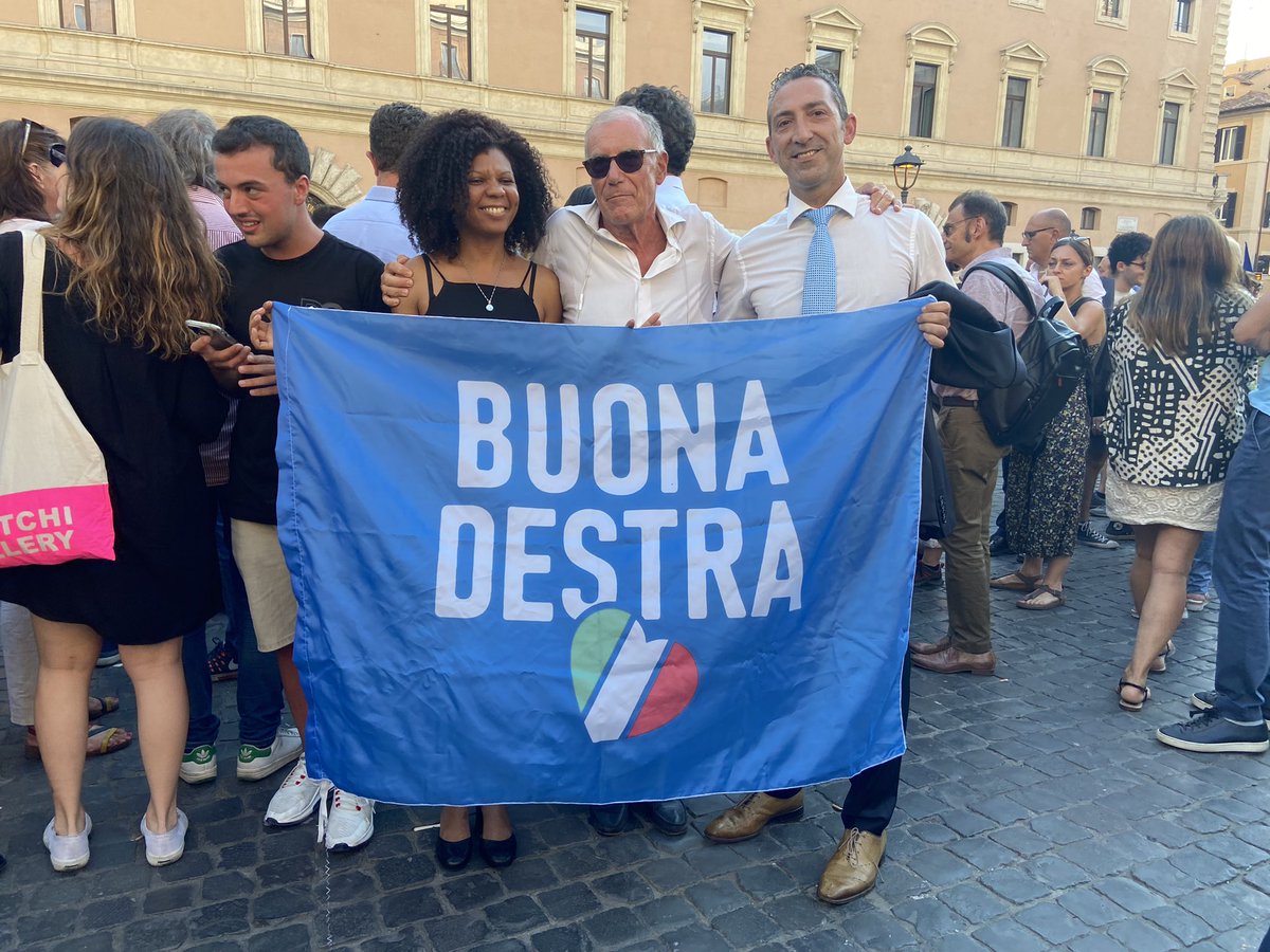 alessperu's tweet photo. @Filippo_Rossi per la @BuonaDestra a Piazza San Silvestro a Roma per  per sostenere il Governo #Draghi. @corinna_marzi @bdliguria @BuonaDestra_AL @BuonadestraT @LuisaVolpicelli @YBrioschi @oneonlydream @DesiroClaudio @ilmessaggeroit @tempoweb https://t.co/Pj6bkHhkJL