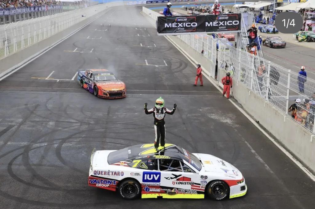 IUVUniversidad's tweet photo. 🏁#IUVUniversidad, orgulloso patrocinador de @XaviRazo en en la NASCAR México Series🏁 El piloto Xavi Razo arrasó en la pista del Autódromo Miguel E. Abed de Amozoc, Puebla; conquistando su segunda victoria y ganando el 1er lugar del Gran Premio Red Cola. #AdrenalinaIUV #SomosIUV https://t.co/L0O4XmV71U