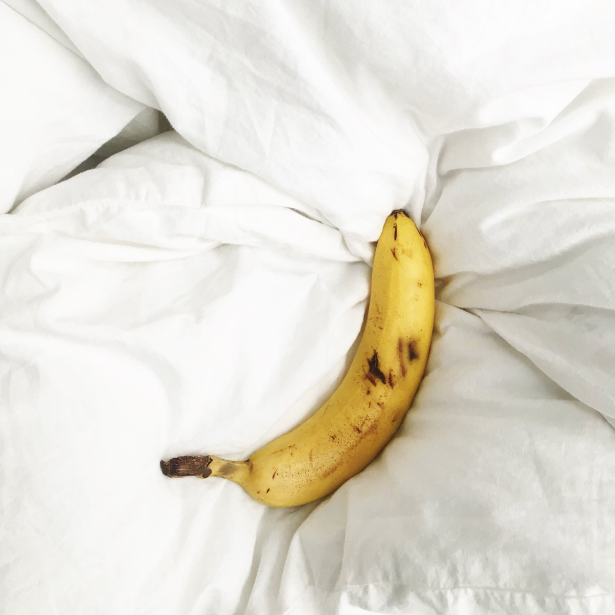 Why Eating A Banana A Day During The Heatwave Could Help You Sleep why-you-should-eat-more-bananas-eat-banana-vitamins