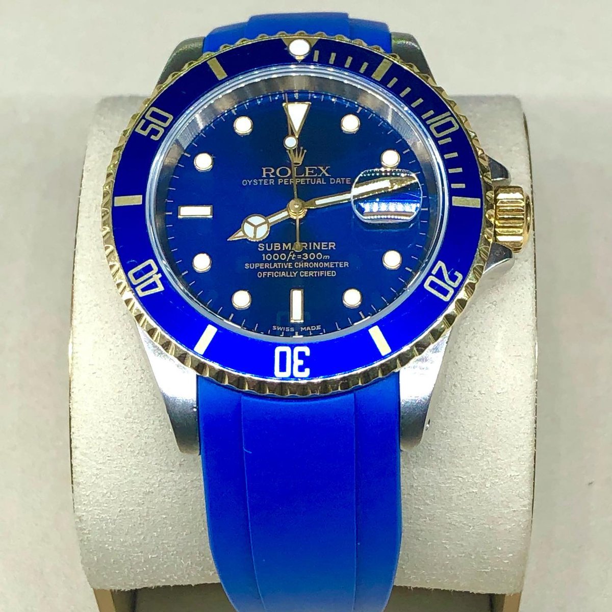 everestbands's tweet photo. #BlueWatchMonday with the LB Sub💙💛 Swipe⬅️ to see the clasp working beautifully with Blue Everest Deployant  Rubber🥵 Thanks for sharing, @southerndiamondcompany 🤘⁠
.⁠⁠
.⁠
#Everestbands #Rolex #Submariner #rubberstrap #rolexsubmarine #116613lb #summervibes https://t.co/wEm15vNdb0