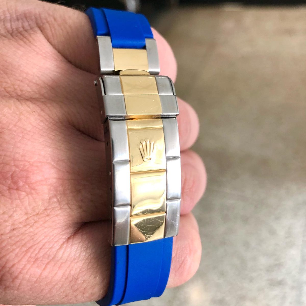 everestbands's tweet photo. #BlueWatchMonday with the LB Sub💙💛 Swipe⬅️ to see the clasp working beautifully with Blue Everest Deployant  Rubber🥵 Thanks for sharing, @southerndiamondcompany 🤘⁠
.⁠⁠
.⁠
#Everestbands #Rolex #Submariner #rubberstrap #rolexsubmarine #116613lb #summervibes https://t.co/wEm15vNdb0
