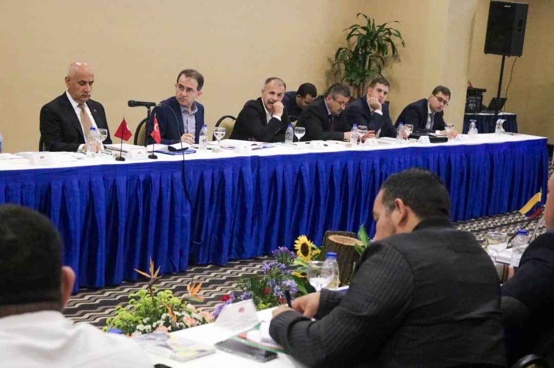 El encuentro en el edo Bolívar estuvo encabezado por el Ministro de Agricultura y Tierras <a href="/wcastroPSUV/">Wilmar Castro</a>, acompañado por el Ministro de Ecosocialismo <a href="/JosueLorcaV/">Josué Lorca Vega</a> y los gobernadores <a href="/VamosconMarcano/">VamosConMarcano</a>, <a href="/luismarcanos/">Luis Marcano</a> y <a href="/ErnestoLunaPsuv/">Ernesto Luna G.</a>. ¡Vamos hacia el renacimiento productivo!.