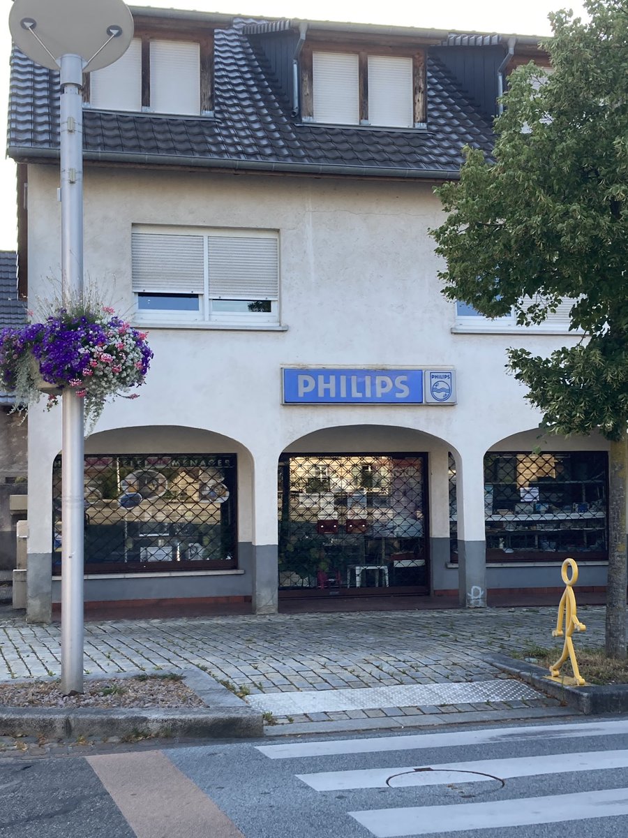 Heel Frankrijk is bezet door de Koreanen, maar een piepklein dorpje blijft weerstand bieden. #philips #samsung