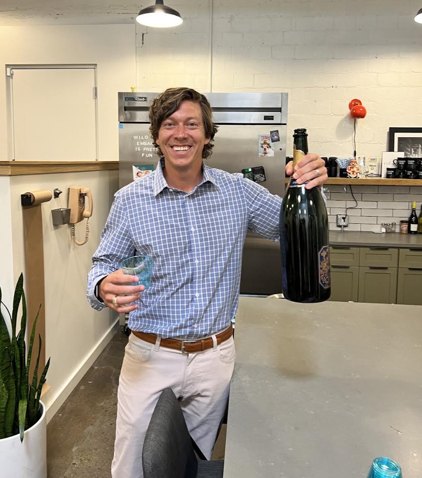 embarkwithus's tweet photo. Let's CELEBRATE! 🎈 It's our one year anniversary in our #headquarters in Downtown Dallas.

Our Market President surprised us with a (GIANT) bottle of champagne to pop! 🥂 CHEERS to working with the best people in the best places!

#EmbarkWithUs #Champagne https://t.co/yhGnKxsDEq