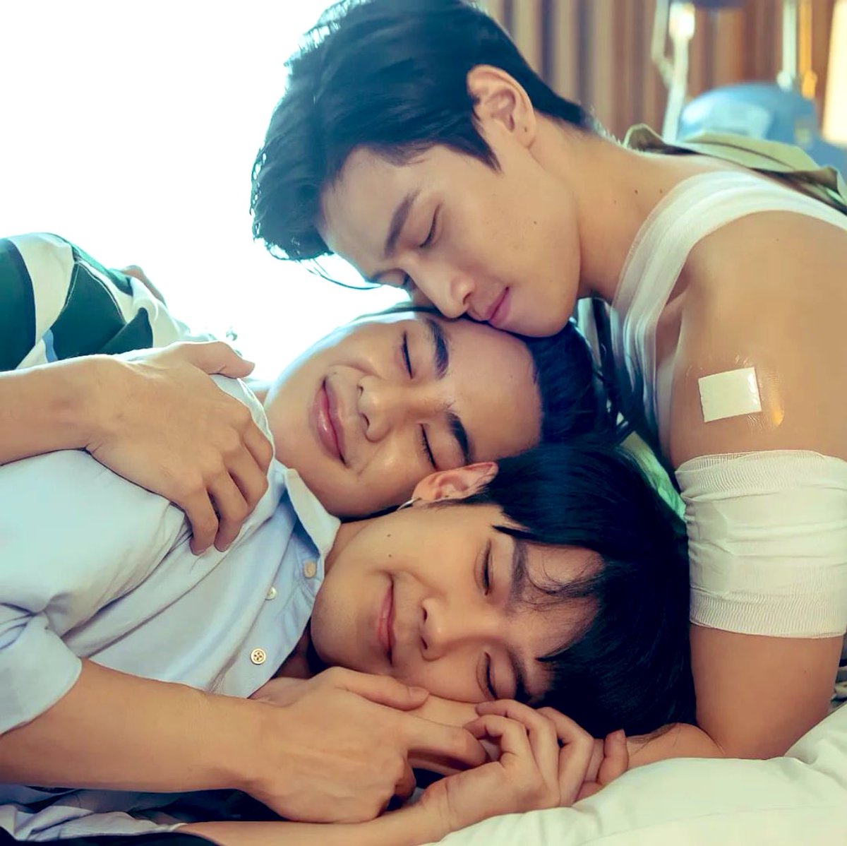 ohohnoe's tweet image. Sayang banget sama kalian #KinnPorscheTheseries