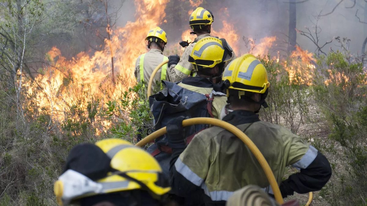 Aleshores anem a buscar la “finestra d’oportunitat”; el canvi de combustible, de relleu, de condicions atmosfèriques... que ens permeti entrar-hi i parar-lo. <a href="/bomberscat/">Bombers</a> té gent experta en estudiar i aprofitar aquestes ocasions però cada dia en troben menys.
