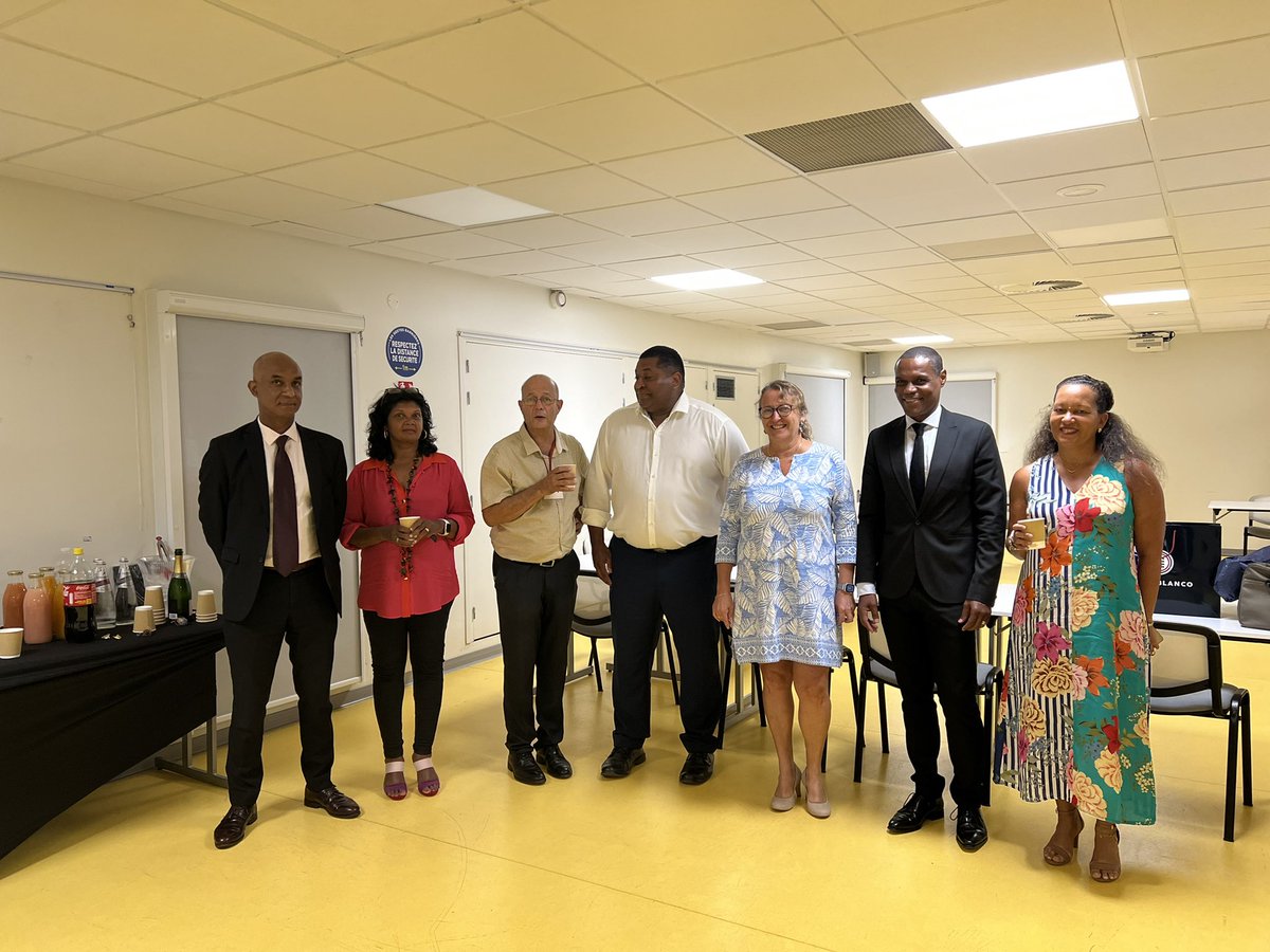 AcGuadeloupe's tweet photo. Après une belle carrière au sein de l’@AcGuadeloupe, le Secrétaire général adjoint, chef du budget et des moyens, Jean Dupuy, va se consacrer à de nouvelles activités ! 🏖📖⛰✈️🛳

Bonne retraite cher Jean ! https://t.co/7bcHD7juFZ