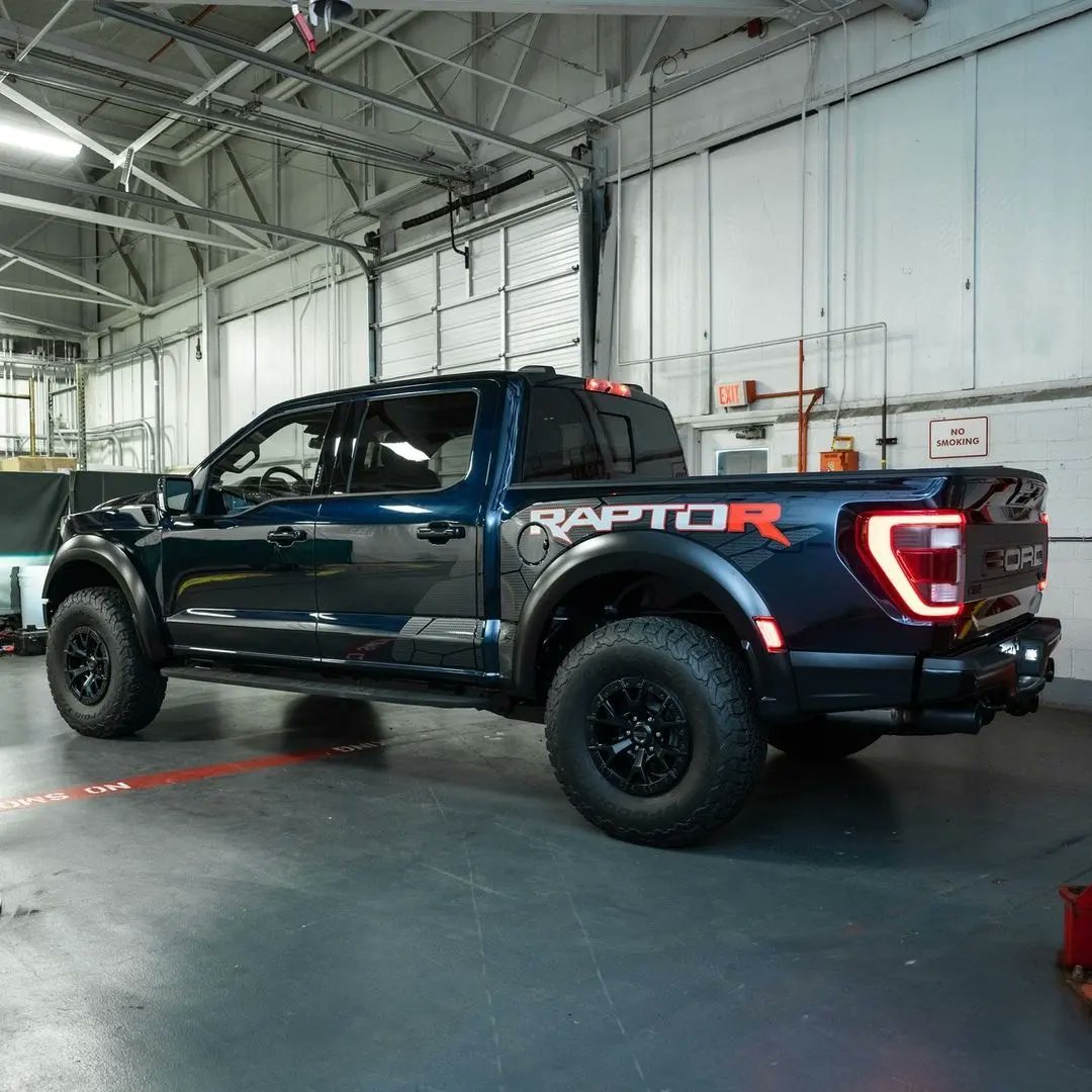 ArabAutoReport's tweet photo. فورد F150 رابتر آر 2023
.. 
قلب Raptor R هو محرك V8 فائق الشحن سعة 5.2 لتر يوفر قوة 700 حصان و 640 رطل-قدم. من عزم الدوران لمنحها قوة لا تصدق في القيادة في الصحراء.

التفاصيل 👇
https://t.co/GeDduEyAN5

#ford #fordf150 #raptor700 https://t.co/JFnjwW8yXK