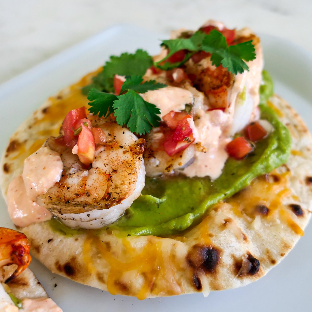 15-minute Grilled Shrimp tacos on cheesy charred tortillas 🍤🌮

Served over guacamole, topped with Chipotle aioli, Salsa Fresca, cilantro, &amp; a fresh squeeze of lime juice.

get the full recipe here: bit.ly/3NOZzEK 😋
.
.
#TacoTime #Shrimp