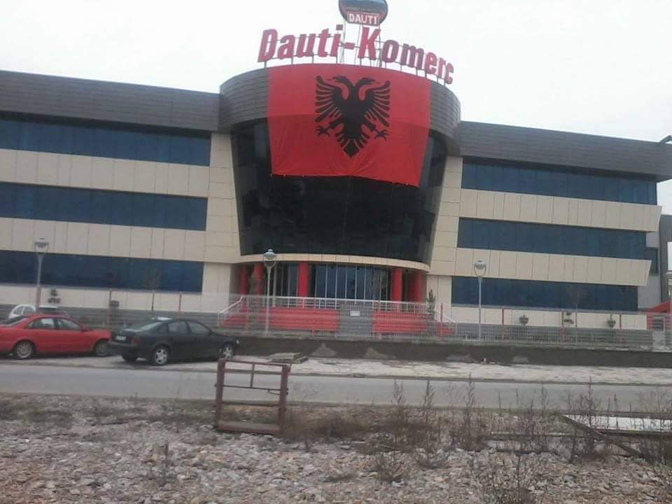 После пукањето албански фирми ги извадија знамињата.

Почнете со бојкот на производите на Даути, нека им пазарат од Тирана и Приштина.