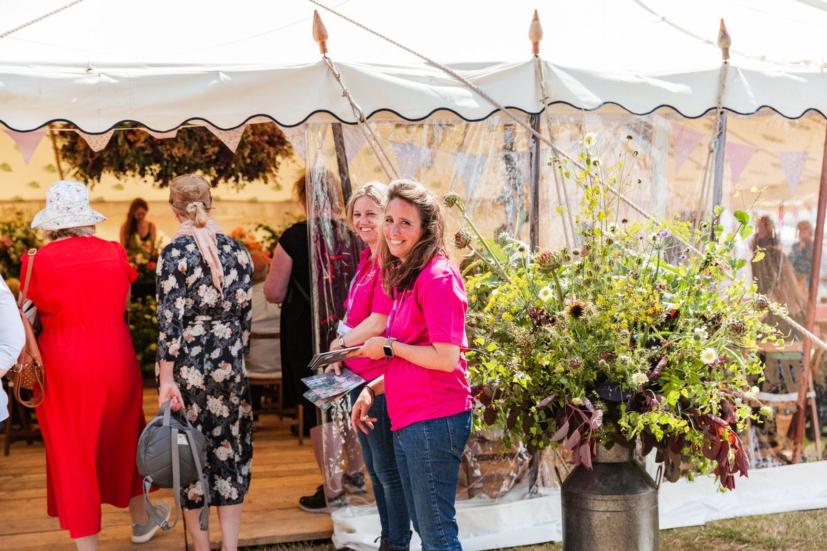Flowers_ft_Farm's tweet photo. We're hosting @The_RHS Flower School at #RHSHamptonCourt this wk. Floral hoops, clouds, urns and churns of beautiful local, seasonal #britishflowers fill the marquee as we welcome visitors for buttonhole workshops &amp; foam-free floristry demos. Come &amp; take a look! https://t.co/HrzbWxwY81
