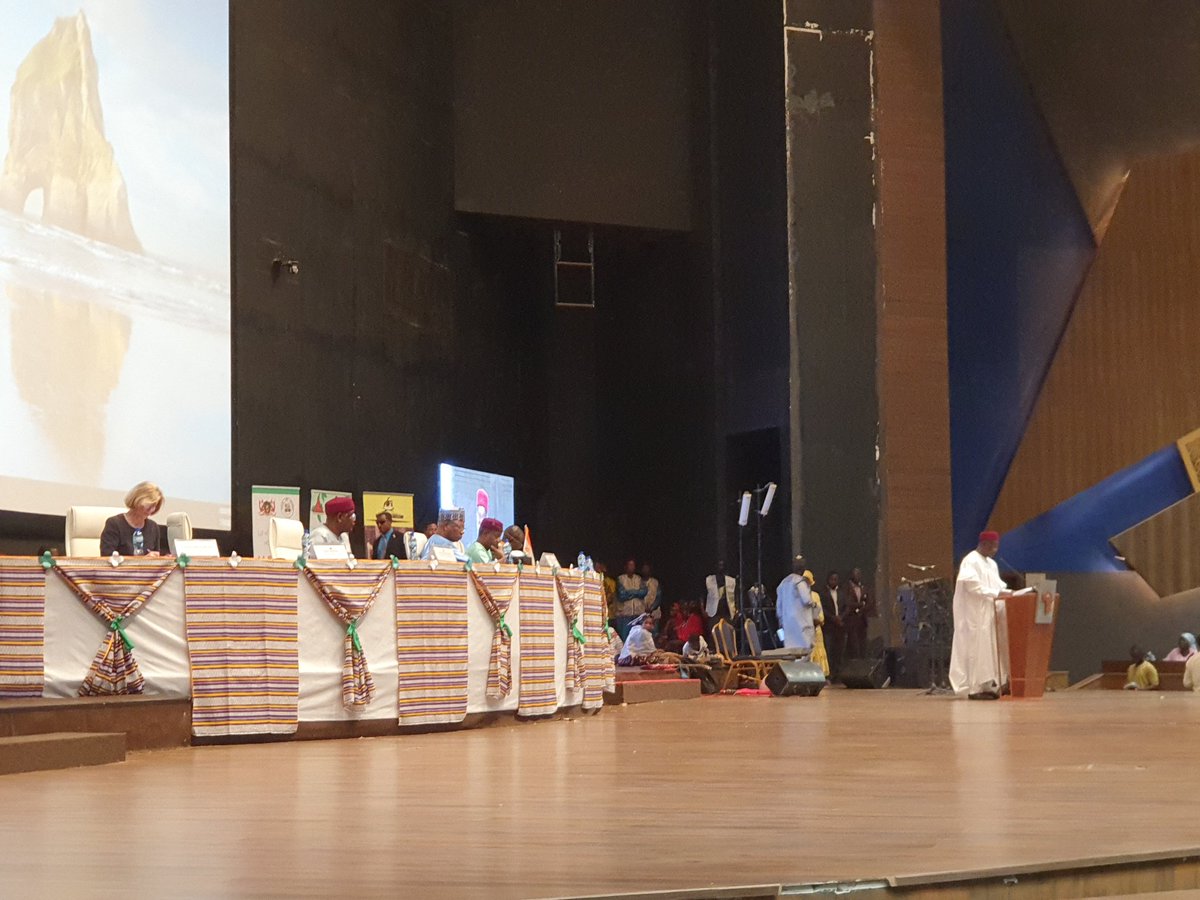 L'Ambassadrice a participé aujourd'hui à la Table Ronde "Zéro Classe Paillote à Niamey " présidé par SEM le Premier Ministre <a href="/Ouhoumoudou_PM/">Ouhmoudou Mahamadou</a> et la présence du Député-Maire de <a href="/NiameyDe/">Ville de Niamey Officielle</a> l'Honorable Oumarou Dogari Moimouni