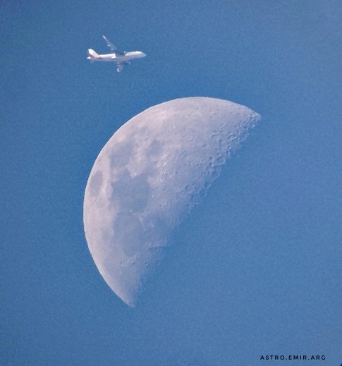 Astro_Emir_Arg's tweet photo. El A320-232 Huemul de JetSmart matrículado cómo LV-HEK pasando cerca de la luna!!!
A una altura de 27.000ft en ascenso 
Hora de captura:15:27
Fotografía realizada desde la ciudad de Trancas
#Airbus320 #A320 #Jetsmart #LVHEK
#Huemullivery https://t.co/K6oHUO0DZR