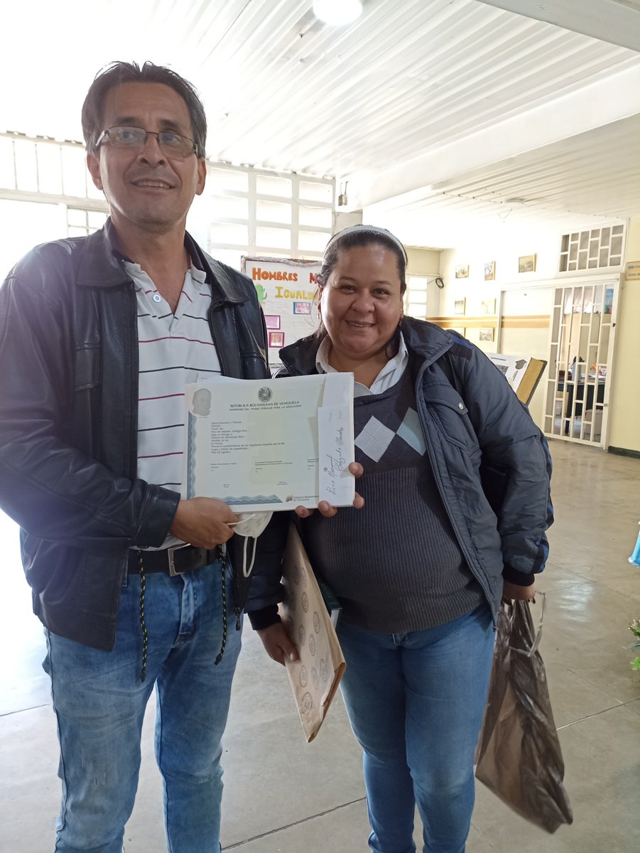 #Hoy ya en manos de nuestro directivo Prof. Wilmar Pérez y Prof. Gaudis Niño Coordinadora del Departamento de evaluación los títulos para los Bachilleres de la República Bolivariana de Venezuela año escolar 2021/2022