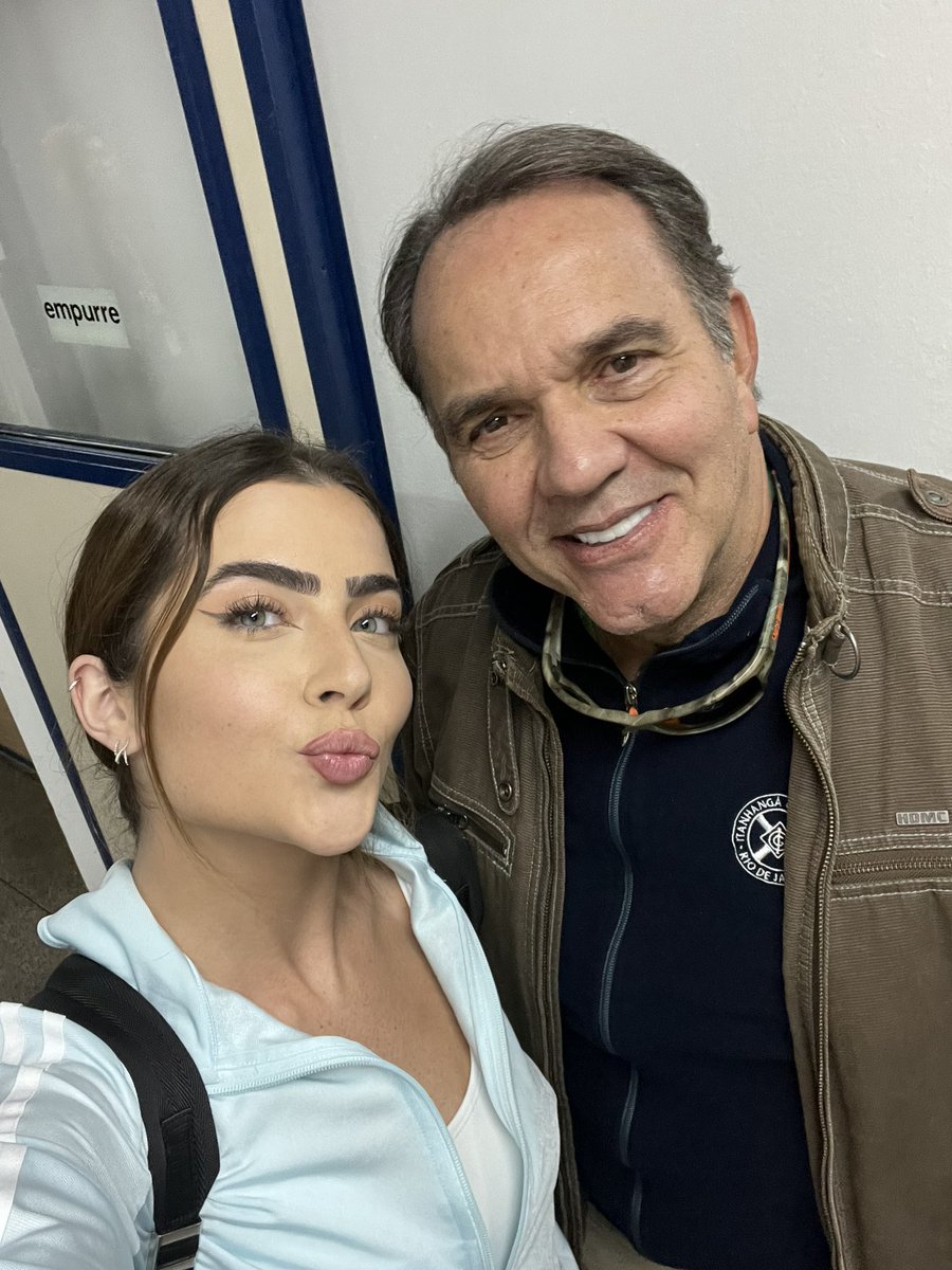 jadepicon's tweet photo. olha só com quem foi a minha tarde de preparação hoje ❤️ https://t.co/nzBRS8Nczl