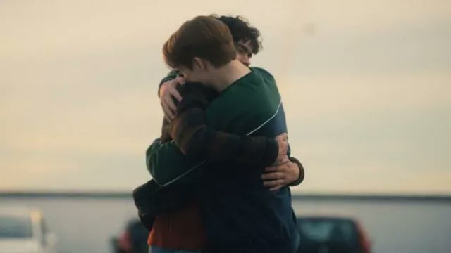 BinemitSenf's tweet photo. THAT hug. SO tight. So much love. He's in the hug with every single piece of himself. 

#Heartstopper #hugging #KitConnor #hugkitconnor #queer #comingout https://t.co/YQNKkKocEY