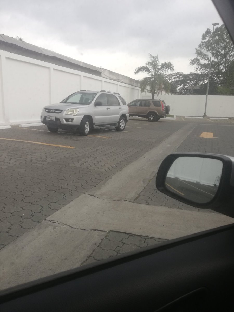 Que el parqueadero esté vacío te da derecho a parquearte así? Pregunta seria.