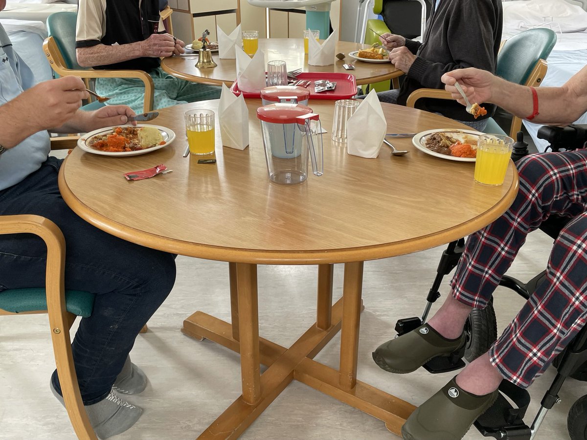 Patients enjoyed a meal and conversation last week around a socially distanced table 🍽 Listening to music and chatting has encouraged patients to eat more which aids their health & rehabilitation 🥗 @ward_rutland @LPT_Activities @CHSInpatientLPT @SkinnerCarla @HansaVaria