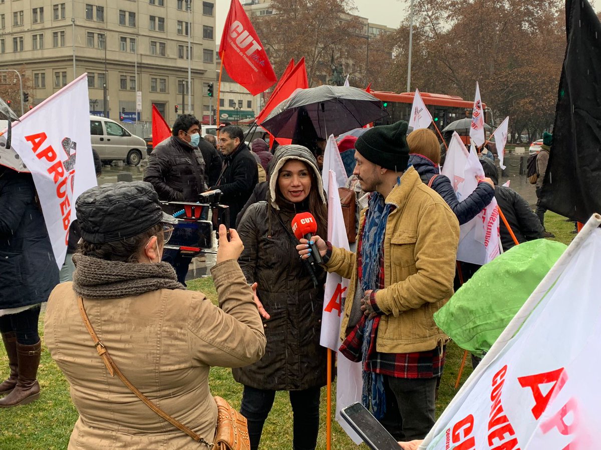 ajunjinacional's tweet photo. Hoy, AJUNJI se hizo presente en el "Banderazo" convocado por la CUT con motivo del lanzamiento de la campaña por el #Apruebo. https://t.co/P014Fyrvyw