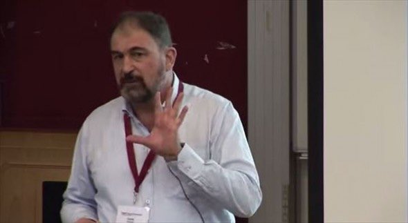 من أشهر مقاطع TEDx Talk على مر الزمان..

"كيف تتعلم أي لغة في ٦ أشهر فقط"

للكاتب والأخصائي النفسي كريس لوندسل الذي أمضى مايقارب ال20 سنة في بحث كيف يمكن تسريع عملية تعلم اللغات.

وخرج ب 5 قواعد و7 خطوات لتعلم اللغة في ٦ أشهر فقط..

تابع الثريد👇🏻