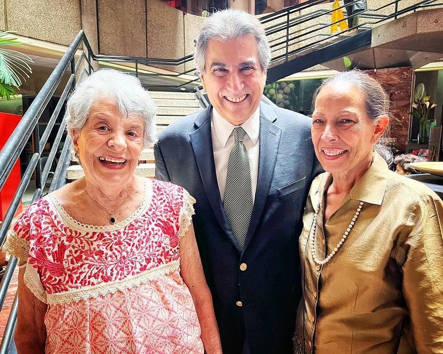ConstitucionalU's tweet photo. La #VenezuelaCivil y democrática, tres hijos de tres presidentes: Virginia (#RómuloBetancourt), Carmen Sofía (#RaúlLeoni) y Andrés (#RafaelCaldera) comparten en el @trasnochocult, durante la presentación de los dos tomos sobre la vida y la presidencia del Dr. Leoni. https://t.co/02x8SOYB6r
