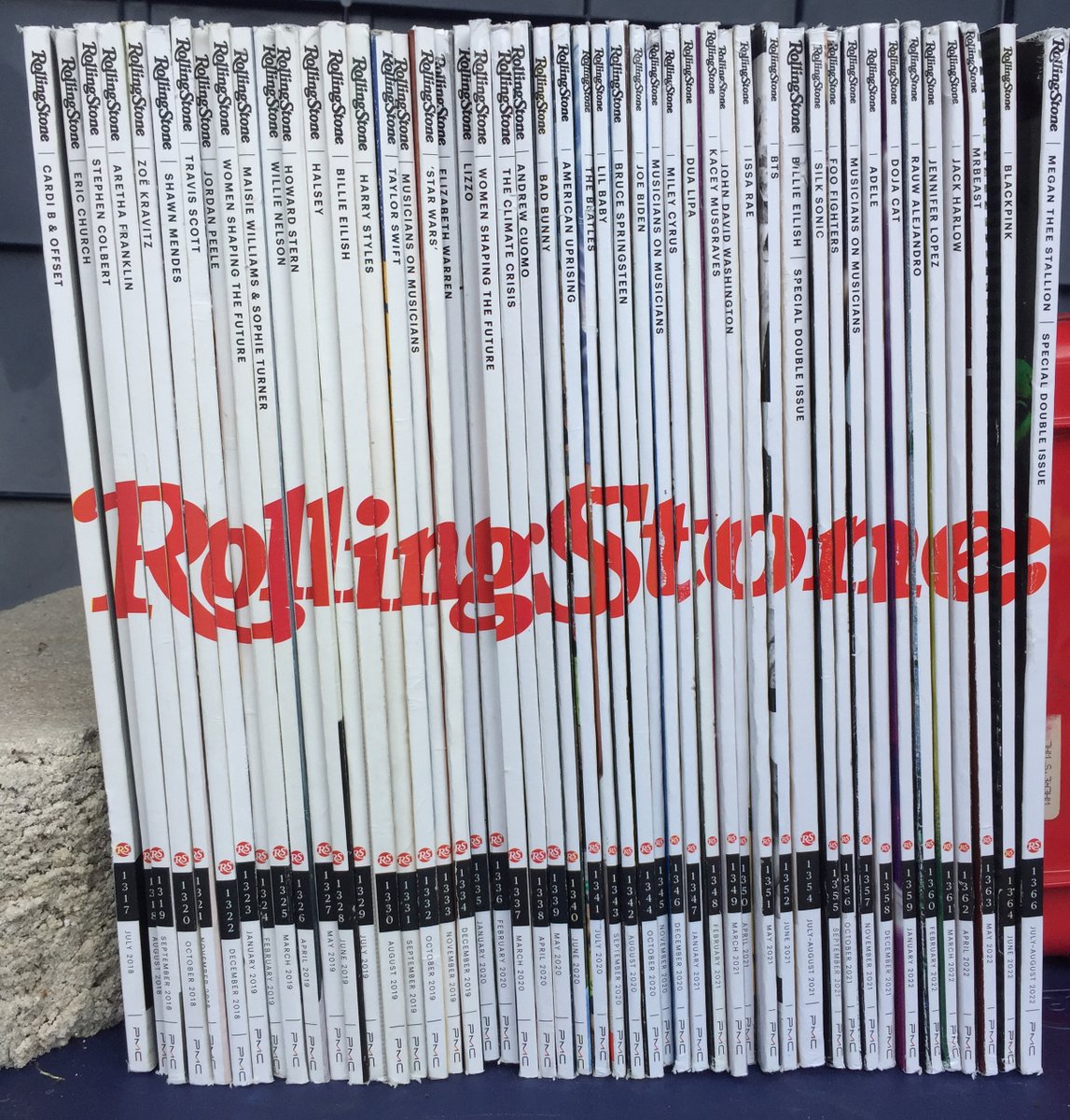 Exactly 4 years ago, @RollingStone magazine began a new monthly, perfect bound format, with each issue containing a sliver of the RS logo on the spine. This month's issue culminates those 4 years! #Fulfilling 🤓