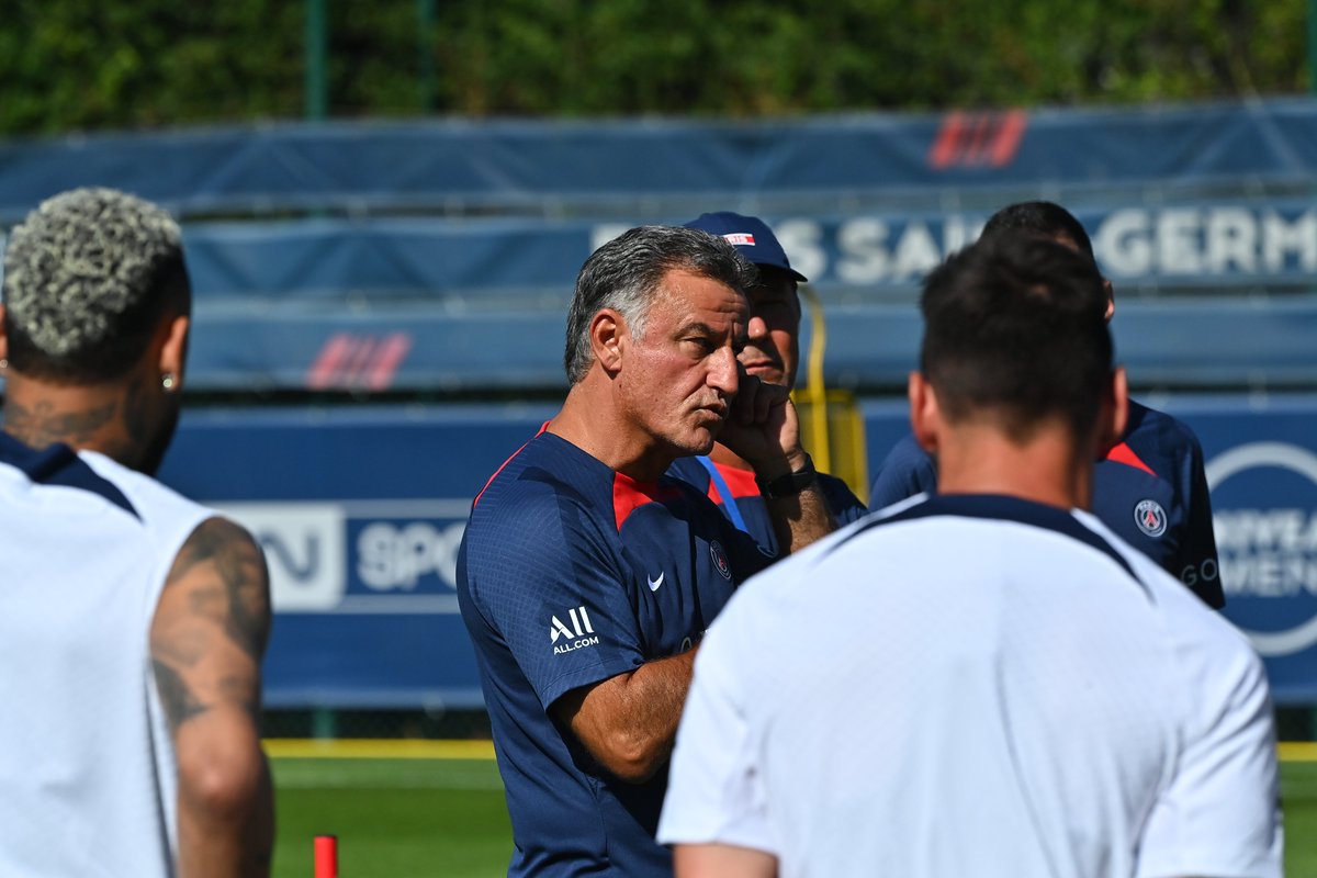 Paristeamfr's tweet photo. Galtier à ses joueurs : "Il n'y a que le terrain qui compte. Les gars, on est un collectif il n'y a pas d'individualité dans ce groupe-là. On gagne ensemble, on perd ensemble. Je n'aurais aucun passe-droit pour aucun joueur dans ce groupe-là" #PSG (RMC) 
📸 @PSG_inside https://t.co/hXO2uxKlbY