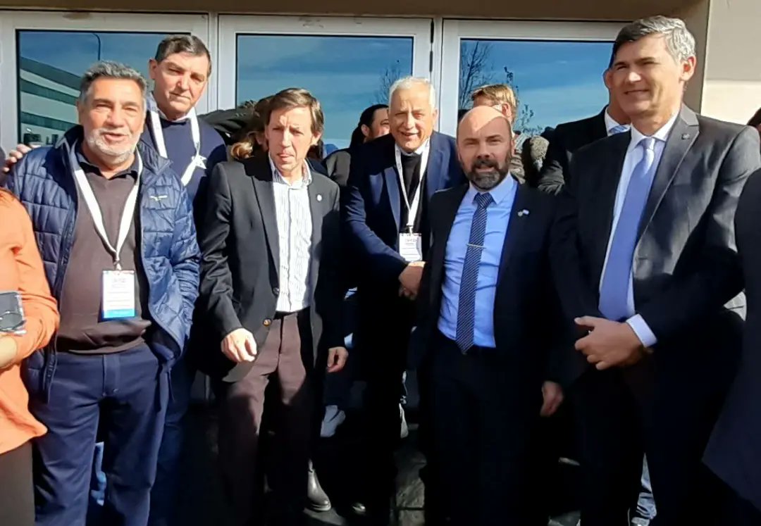 CarlosAPresas's tweet photo. Hoy acompañamos al Intendente @MartinLlaryora en el Primer Congreso Nacional de Participación Ciudadana y Descentralización.
Estuvieron presente Intendentes y Jefes Comunales de nuestra provincia, y de todo el país. https://t.co/cx9Iq6KfWO