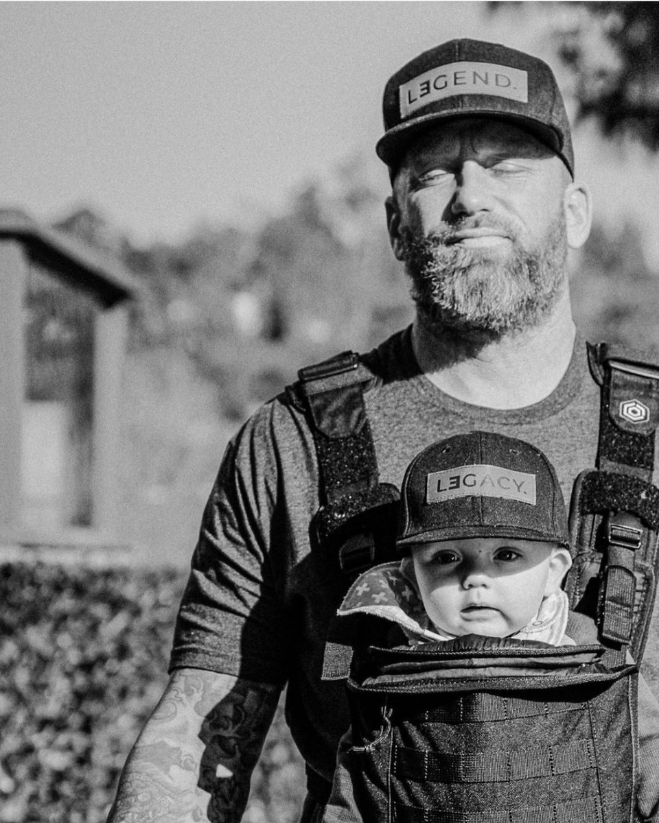 Feeling the strength of the sun. ☀️ 
.
📸 @mcmama2417 <a href="/Obey1978/">obey</a> 
.
#missioncritical #missioncriticalgear #babycarrier #cutebaby #dadlife #bonding #familytime #adventure #allinthedetails #dadgoals #dadsofinstagram #activedad #babywearing #dadlifeisthebestlife