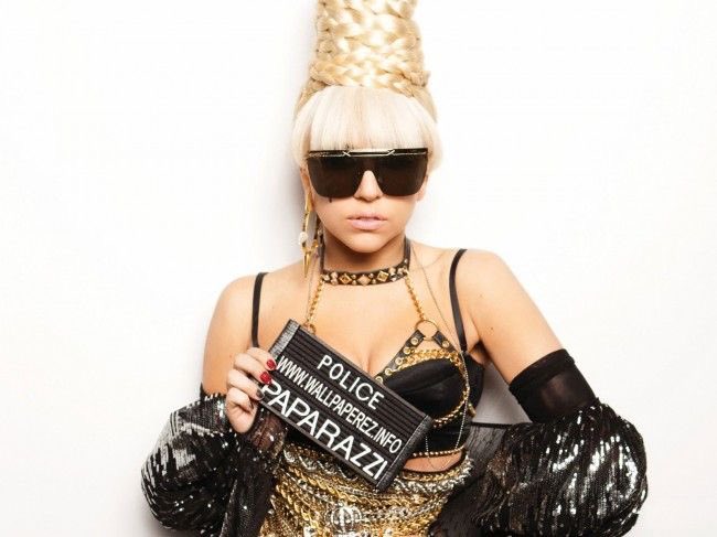 Entretetizei_'s tweet photo. Há 13 anos a @LadyGaga lançava "Paparazzi" como single de seu primeiro álbum "The Fame".

A canção alcançou o top 10 nas paradas em todo o mundo tornando-se um marco em sua discografia e na cultura pop. https://t.co/NvUnpR4RHs