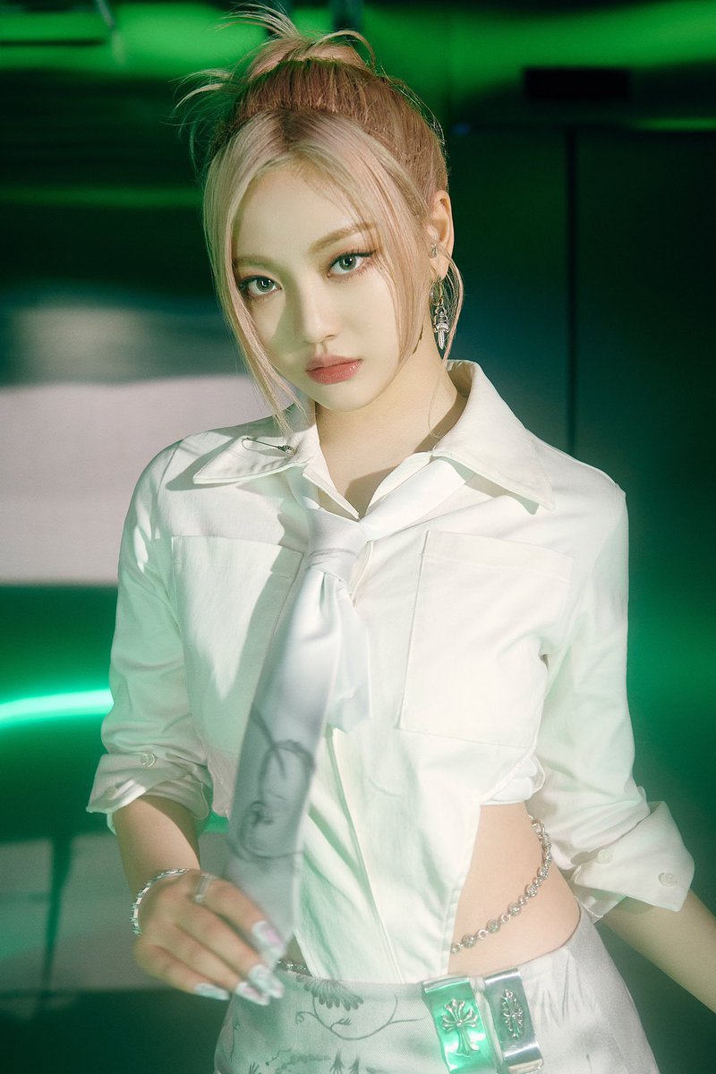 girIvenus's tweet photo. ningning wearing custom urte kat ss2 for ‘girls’ https://t.co/2eYXuXYhMs