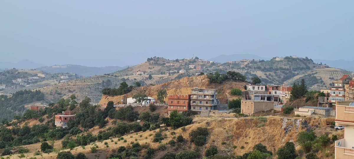 wolverine951's tweet photo. At-Wartilane, Villages de la Wilaya de Sétif

Avec des températures avoisinant les 45° et des vent Frais pouvant atteindre les 25° ,

Ce Climat Sec en fait un Lieu idéal pour de la Randonnée👨‍🦯 , de la Méditation 🙏
Et pour d'autres le repos de l'âme et du corps 💞 https://t.co/kSwESHnpRX