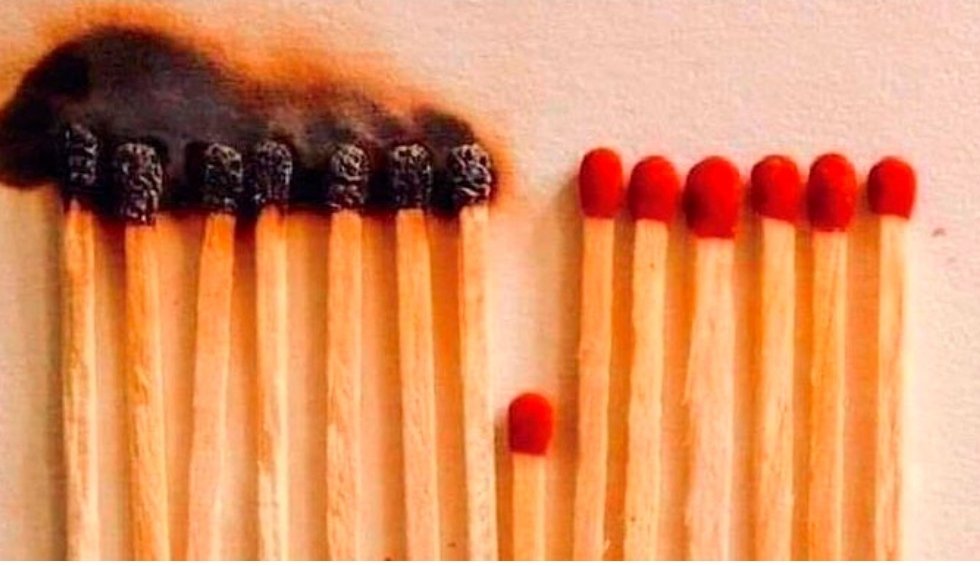 lolimuar's tweet photo. Per tot això pensa
que importa tenir
les mans ben obertes
i ajudar qui ve
fugint de la guerra,
fugint del dolor
i de la pobresa.
Si tu fossis nat
a la seva terra,
la tristesa d'ell
podria ser teva.
#Podries @JoanaRaspall https://t.co/Q7AO8BYukQ