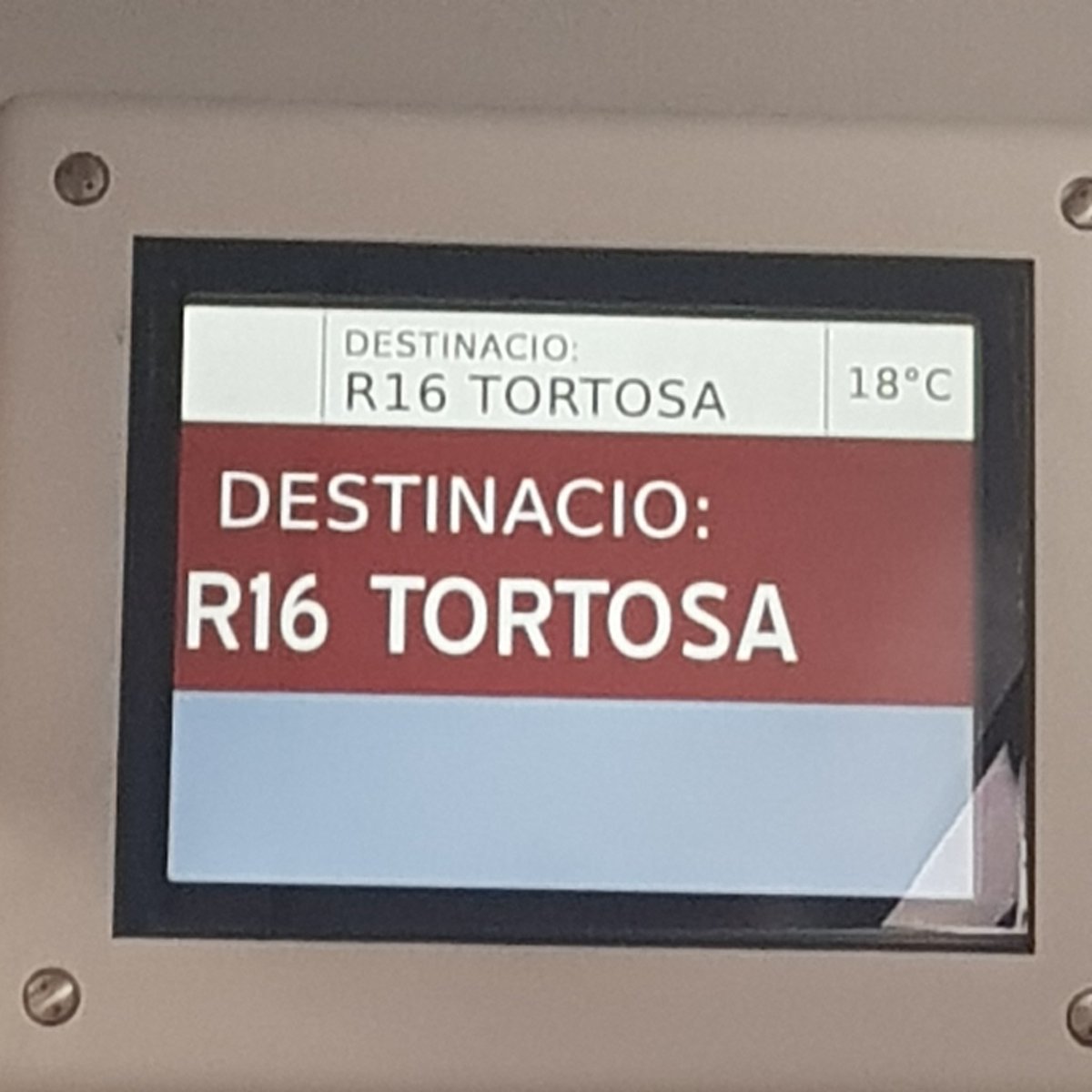 martona1975's tweet photo. @R16 en més de 1/2 hora de retard, seients de rodalies per un trajecte de 2 hores i a 18°C 🥶. No teniu vergonya, no és tan complicat fer-ho bé. https://t.co/8uf2Fd2rbt