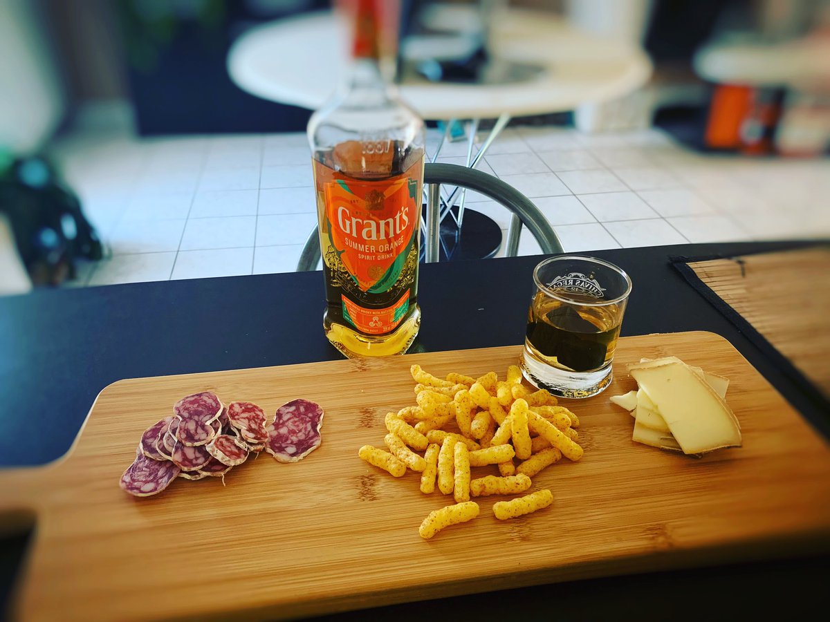 seiyarus's tweet photo. Suite du test whisky à l’orange, testé pur. Sensations de fraîcheur avec des notes douces, zestées (a l’orange bien sûr) et légèrement fruitées. S’associe bien avec la charcuterie ou le fromage #SummerOrange #Grants #whisky #sampleo_france #sampleo #testproduit #testingproducts https://t.co/qQkGvPT9wa