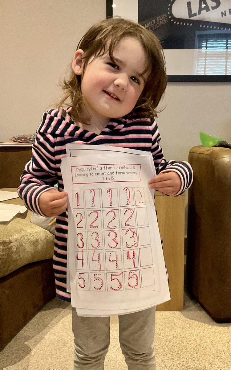 LowriOwen10's tweet photo. Diolch am y croeso p’nawn ddoe @YsgLlanllechid Begw fethu disgwyl i ddechrau yn y dosbarth Meithrin ym mis Medi. Mae hi wedi bod yn ymarfer ei sgiliau rhifedd yn barod!! #cyffro #croesocynnes #MeithrinMedi2022 https://t.co/MlTPuA5e5F