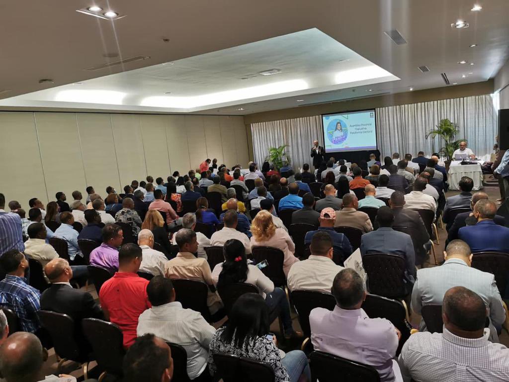 margaritacdf's tweet photo. Gracias al extraordinario equipo de Enlaces y Coordinadores Territoriales y Electorales que hoy realizaron una Asamblea de Evaluación de nuestro plan electoral.

¡Trabajamos unidos, con fe y pasión para que el @PLDenlinea vuelva a dirigir los destinos de la nación! 

#Vota5 🌼 https://t.co/6sj7KJpJM0