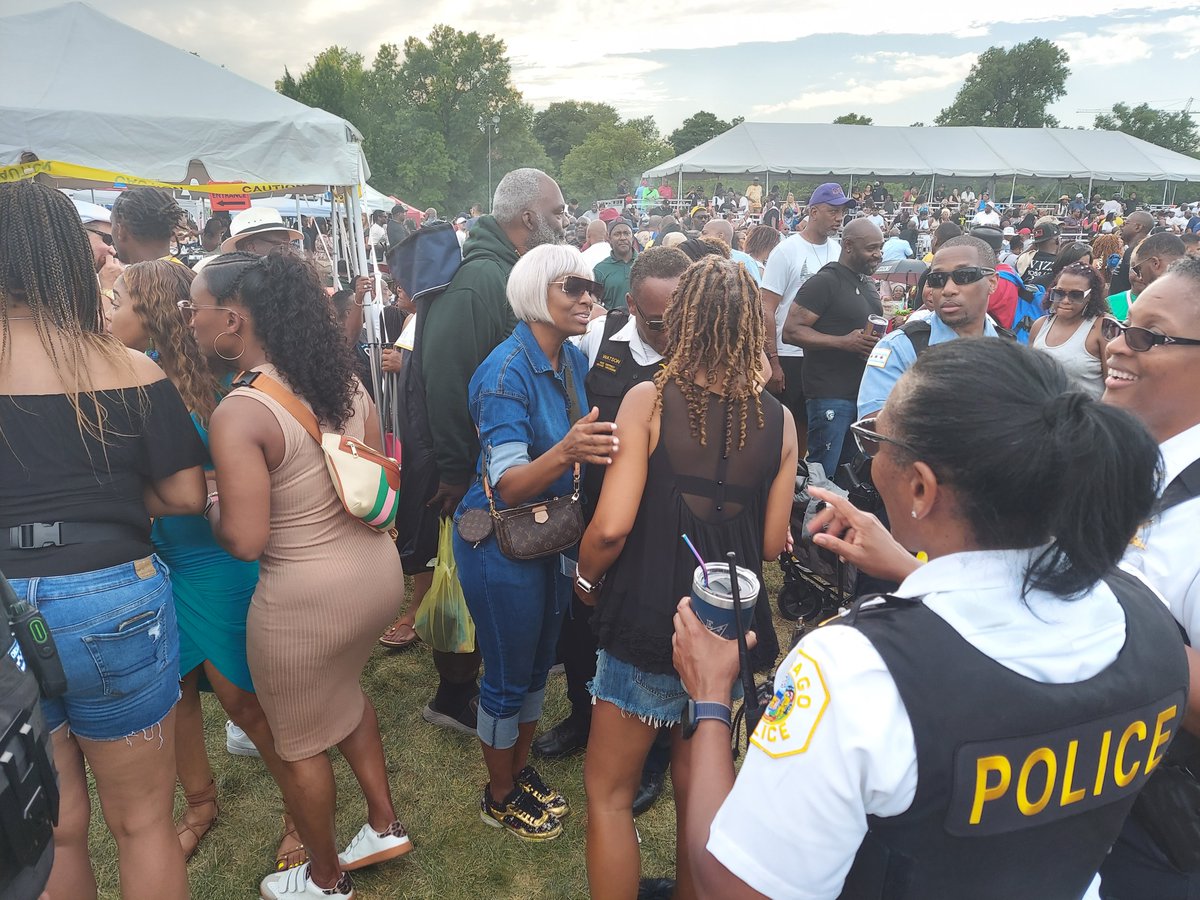 ONS_Chicago's tweet photo. This is what it look like when #police are part of the community. A great weekend @ the @Chosen_Few_DJS. Thanks to Cmdrs Watson, Ben, Ward, Deputy Chief Cato &amp; CPD 03 District for their presence &amp; participation. Several thousand people &amp; no #violence. https://t.co/c0DMl859P5