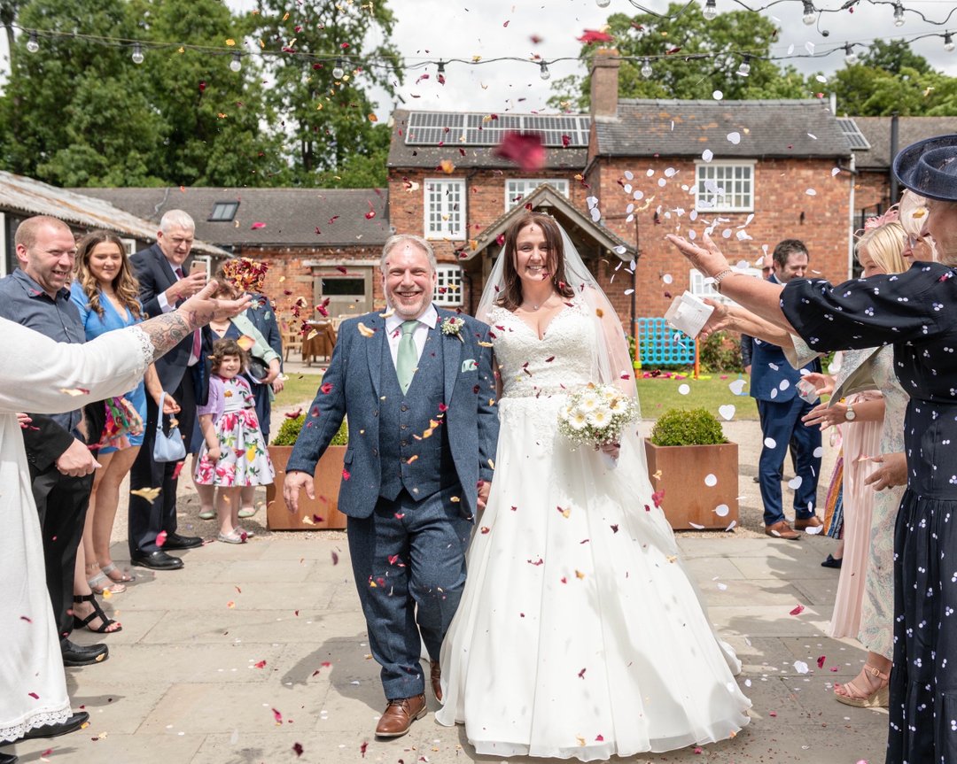 PhotoLeaB16's tweet photo. The guests understood the assignment when it came to the confetti…

More is better and I LOVE it

💕📷💕

 #lbphotography #lbweddings  #femaleweddingphotographer #lgbtqweddingphotographer #warwickshireweddings #warwickshireweddingphotographer #apicoftheweek #wes https://t.co/OPxZGTEWrs