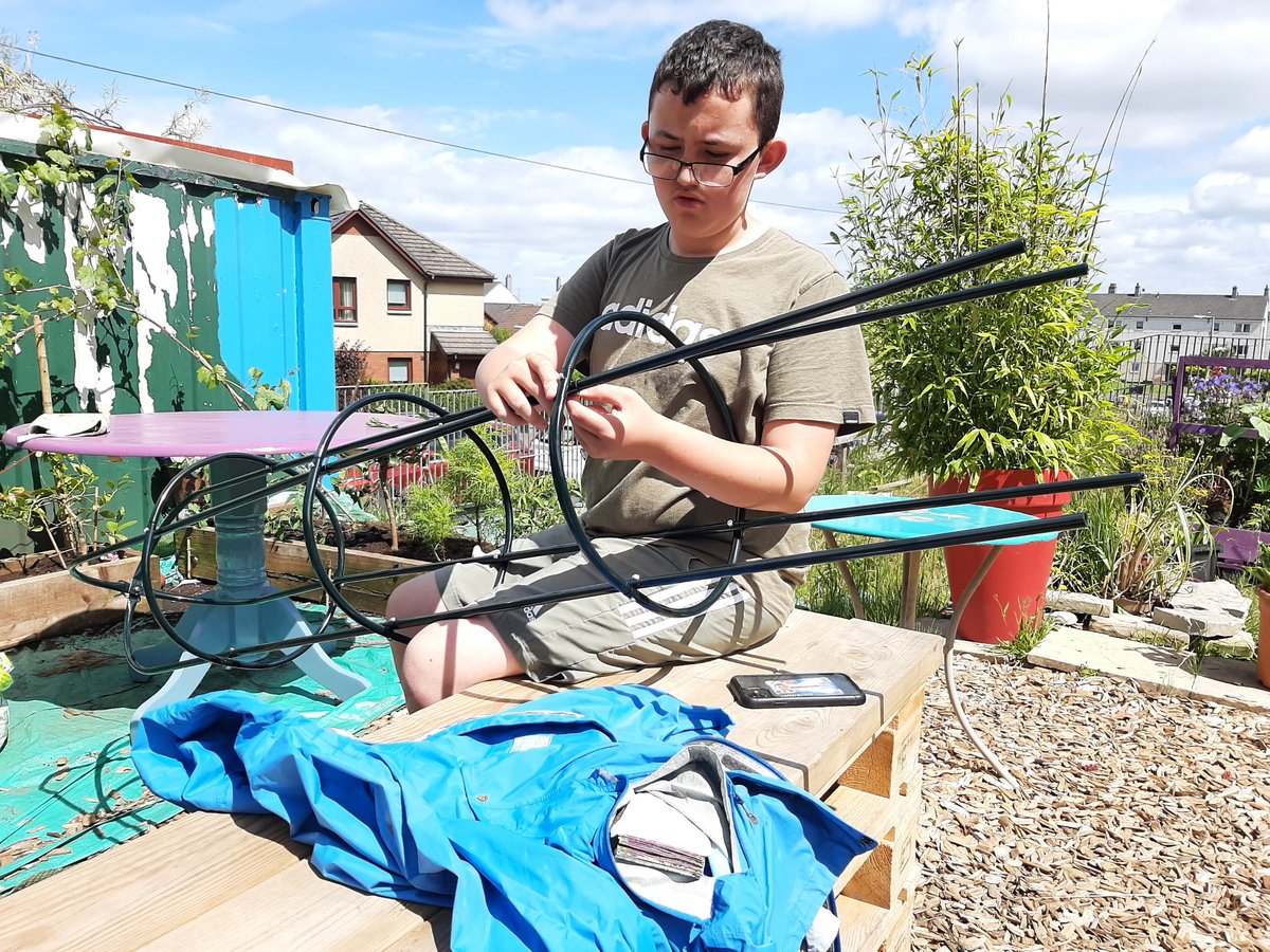 Yesterday @FARE_Scotland Lochend CAllotment we got to work building obelisks,archways &amp;  planting climbers in our  peaceful escape garden  Thanks to <a href="/volunteer_scot/">Volunteering Matters 🏴󠁧󠁢󠁳󠁣󠁴󠁿</a> <a href="/actionearth/">Action Earth CSV</a> for £250 grant . <a href="/CultivationSt/">Cultivation Street</a> @RHSSchools @Jimmy_FARE <a href="/IsobelLanglands/">Belle Langlands</a> @benedict_stem <a href="/Jeleda/">phoenix_xs</a>