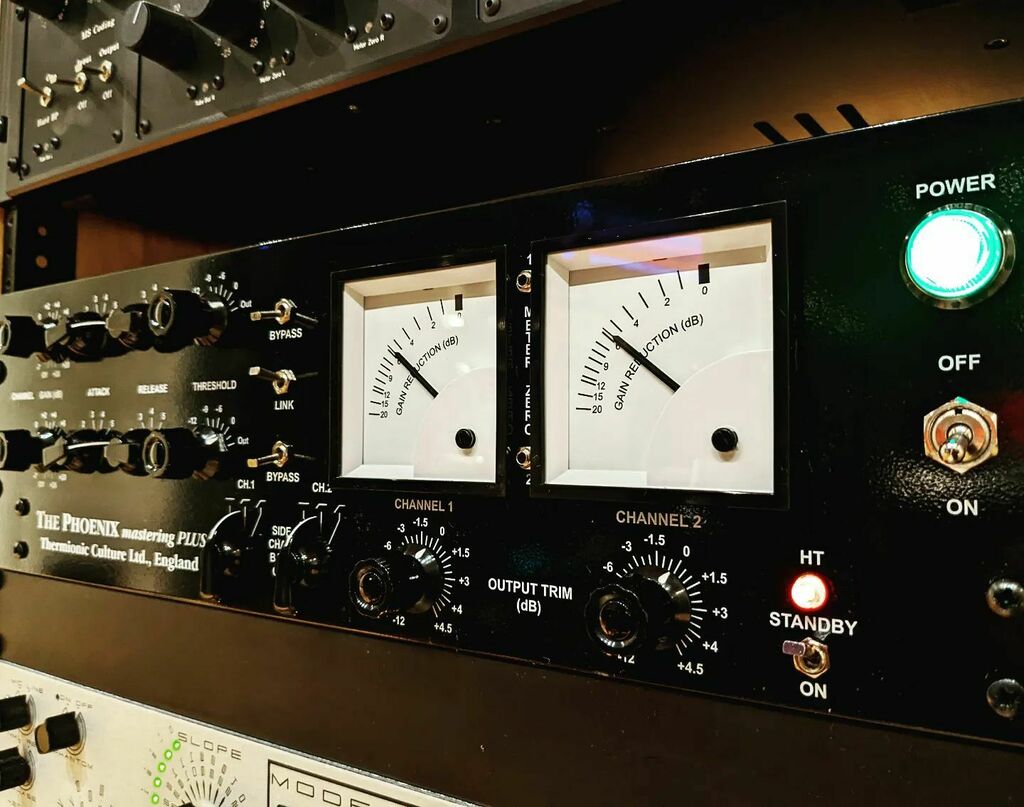 Those meters tho!! 😍😍 The Phoenix was the first outboard gear I've ever REALLY wanted. When I was first starting out in audio I listened to a blind shootout of 30 compressors, and this one always popped up at #1 no matter how many times I tested. It'… instagr.am/p/CfrgKx9p3al/