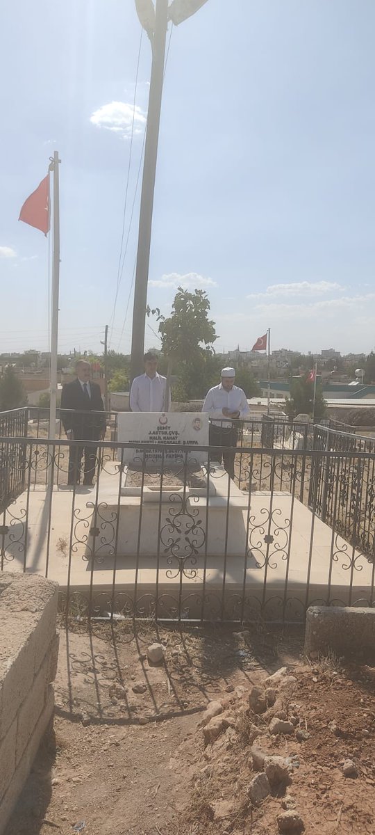 AkcakaleShm's tweet photo. Şehidimiz Astsubay Halil KANAT'ın şehadetinin sene-i devriyesinde Akçakale Kaymakamımız Sayın @bayraktar_oltan ile şehidimizin kabrini ve değerli ailesini ziyaret ederek hayır dualarını aldık.
@akcakalegovtr @ashb_sehitgazi @hasanbilici63 @semseddinylcn @TSKYAVUZ https://t.co/jMq28rrGvj