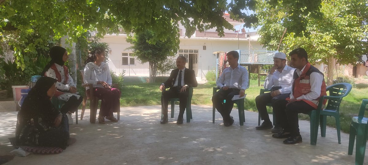 AkcakaleShm's tweet photo. Şehidimiz Astsubay Halil KANAT'ın şehadetinin sene-i devriyesinde Akçakale Kaymakamımız Sayın @bayraktar_oltan ile şehidimizin kabrini ve değerli ailesini ziyaret ederek hayır dualarını aldık.
@akcakalegovtr @ashb_sehitgazi @hasanbilici63 @semseddinylcn @TSKYAVUZ https://t.co/jMq28rrGvj